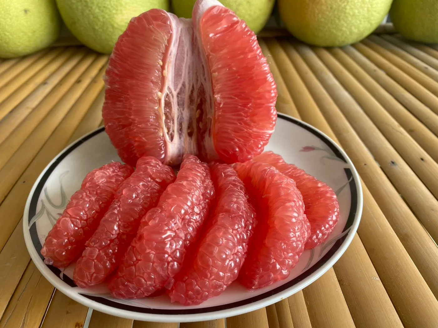 剝開的麻豆紅柚，果肉呈鮮紅色